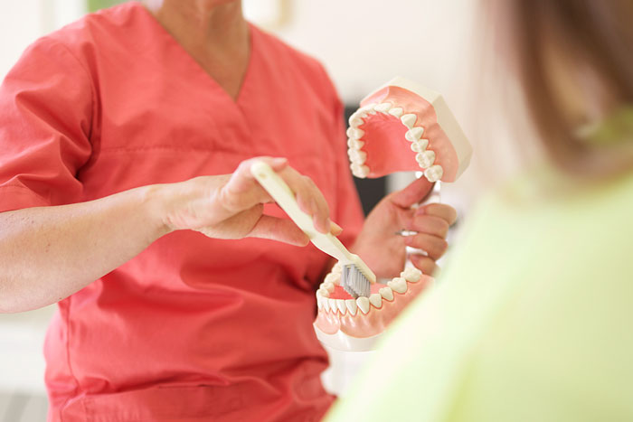 Professionelle Zahnreinigung zur Zahnvorsorge einer Patientin