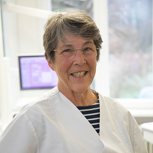 Zahnarztpraxis mit Meisterlabor: Eva Usinger arbeitet als Zahntechnikerin-Meister in der Praxis Dr. Wellmann